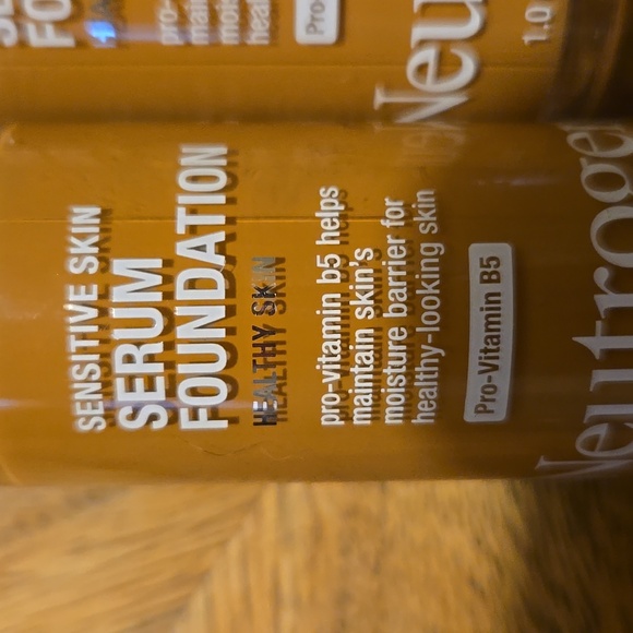 Neutrogena Foundation Set of 2 - Picture 2 of 4